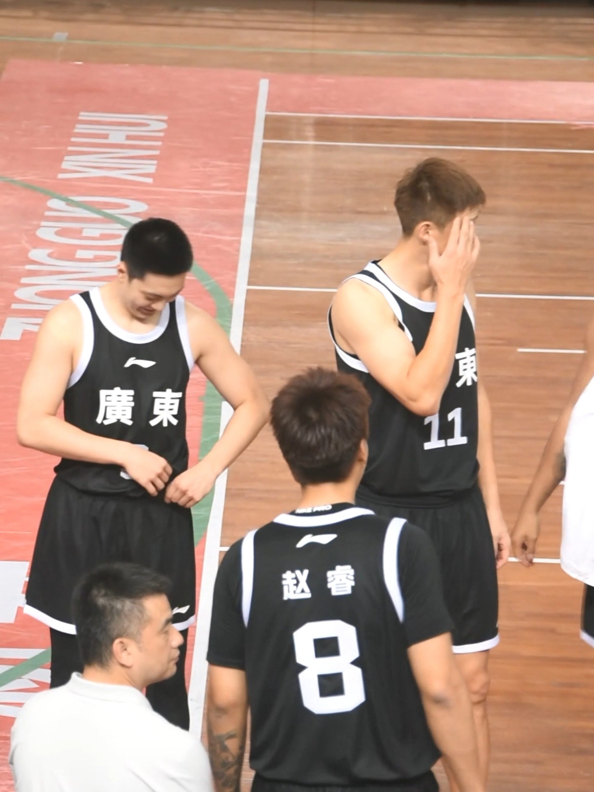 深圳男篮发布备战花絮，关键时刻绝杀压哨，NBA季后赛任务艰巨，身体对抗强度拉满的简单介绍