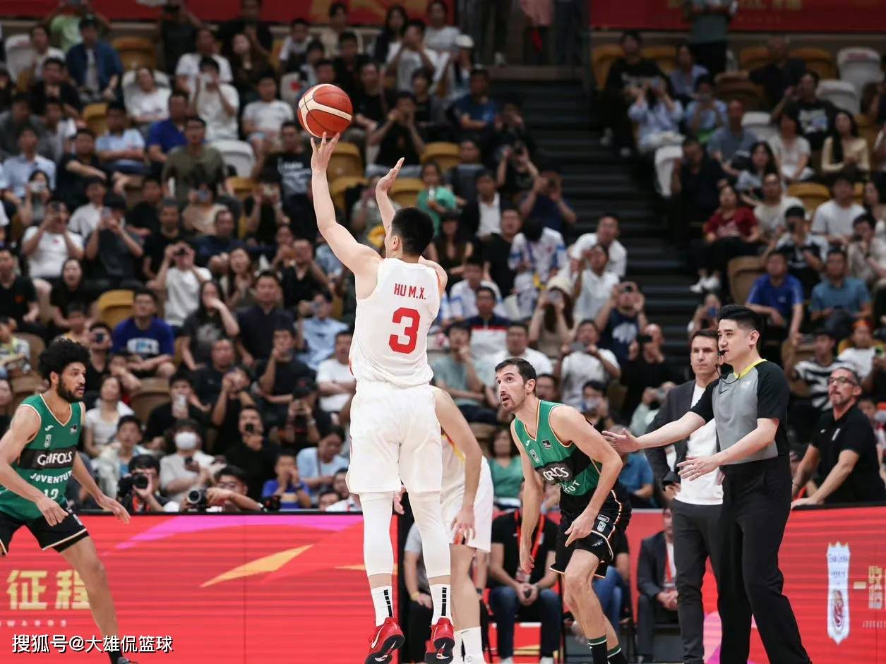 深圳男篮发布备战花絮，关键时刻绝杀压哨，NBA季后赛任务艰巨，身体对抗强度拉满的简单介绍